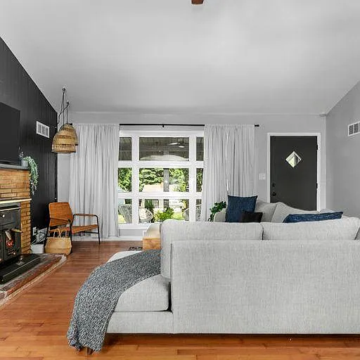 3 bed, 1117 sqft, $5,000 — Photo 2