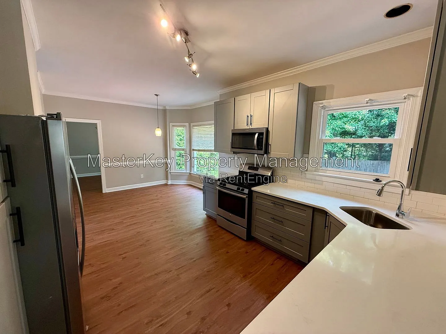 5 bed, 3.0 bath, 2704 sqft, $2,895 — Photo 4