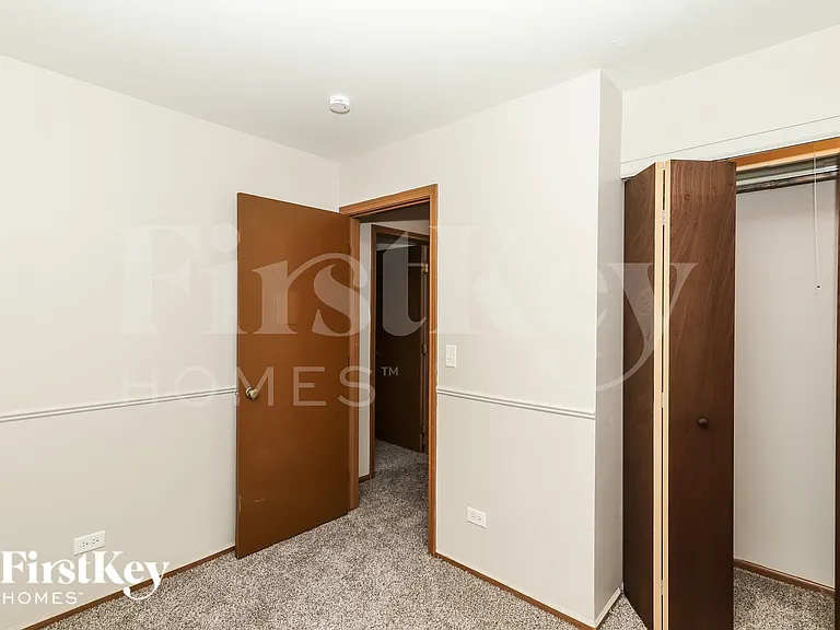 1045 Camden Ln — Photo 17