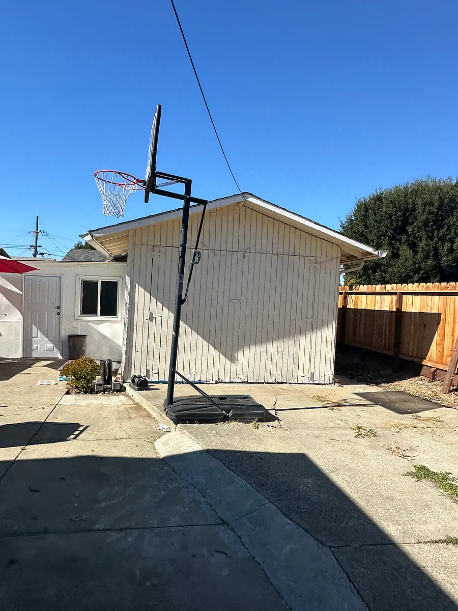 Building Photo - 524 Sycamore Ave #1