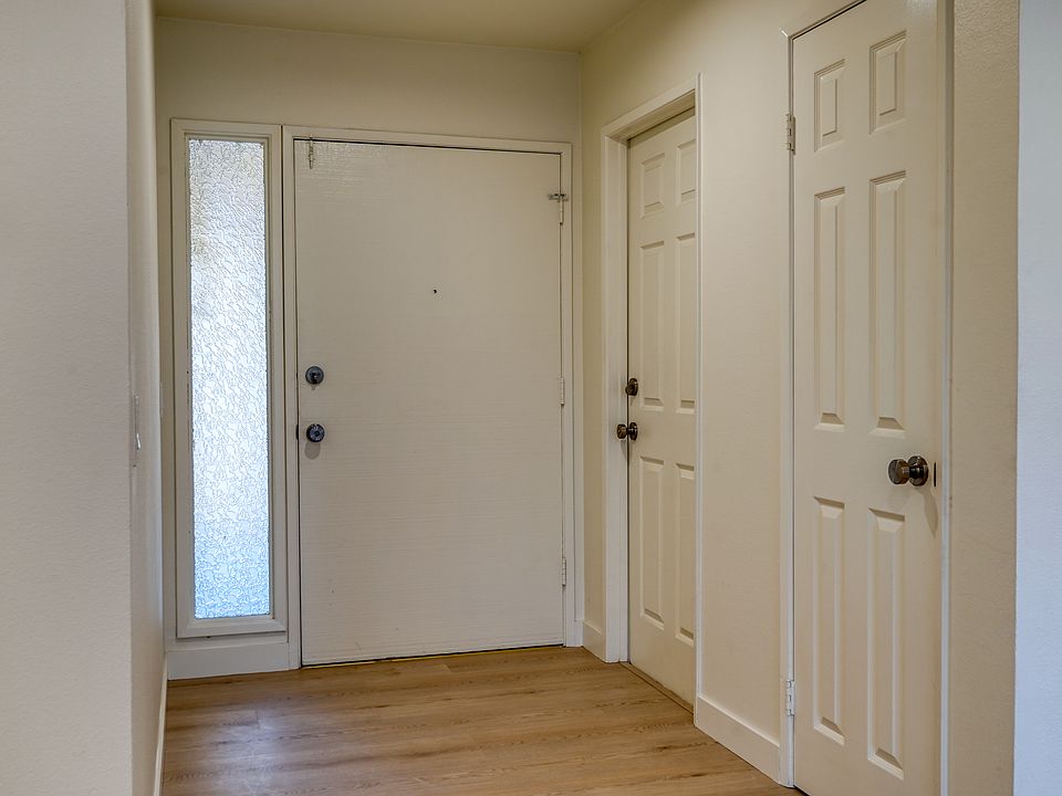 Foyer, garage door, closet door