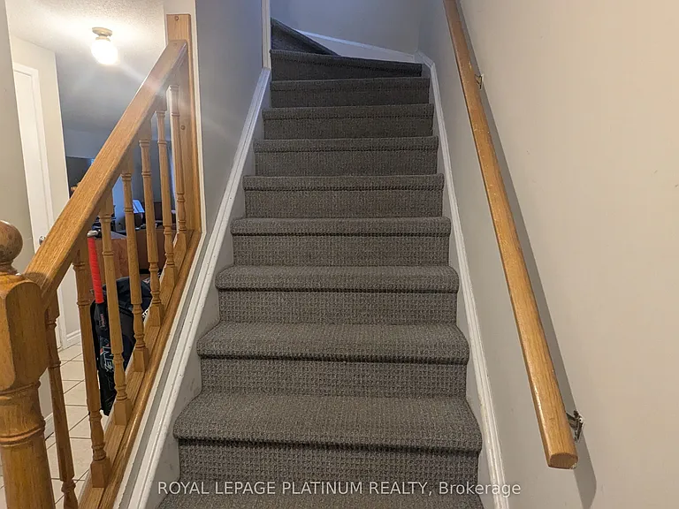 630 Pinerow Cres — Photo 5