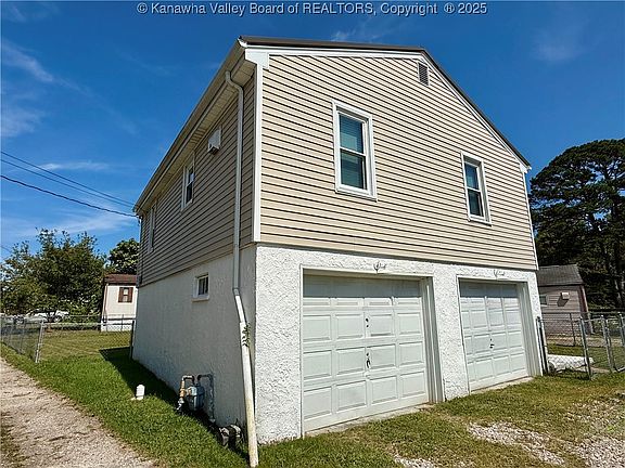 3rd image of 104 Graceland Cir
