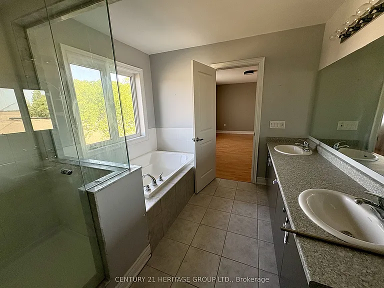 129 Robert Wilson Cres — Photo 14