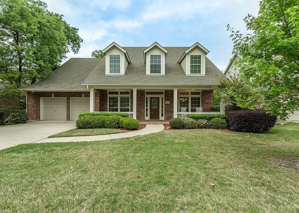 Located just blocks from Grapevine Lake and Historic Main St.