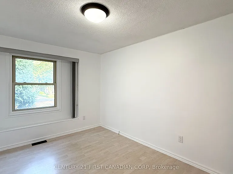 80 Rollscourt Pl — Photo 11