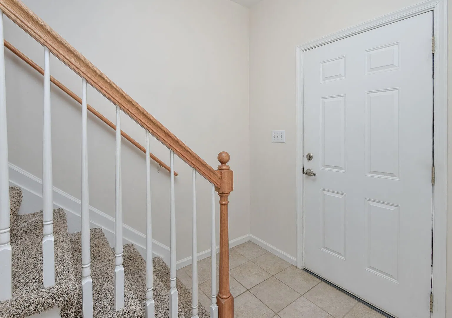 Bright and Spacious 3 Bedroom 2.5 Townhome Available in Williamsburg! — Photo 3