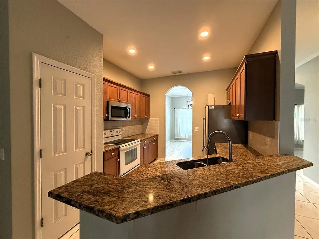 3 bed, 2.0 bath, 1600 sqft, $1,750 — Photo 3