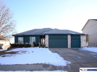 711 Fall Creek Rd, Papillion, NE 68133