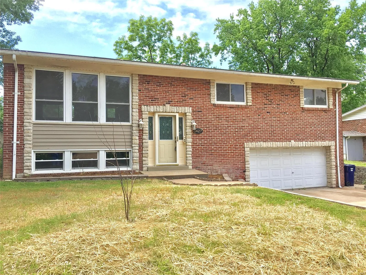 1427 Fox Creek Dr photo 1