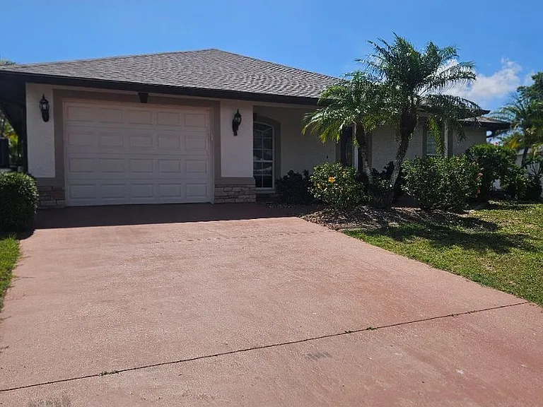 511 Palmetto Dr NE — Photo 1