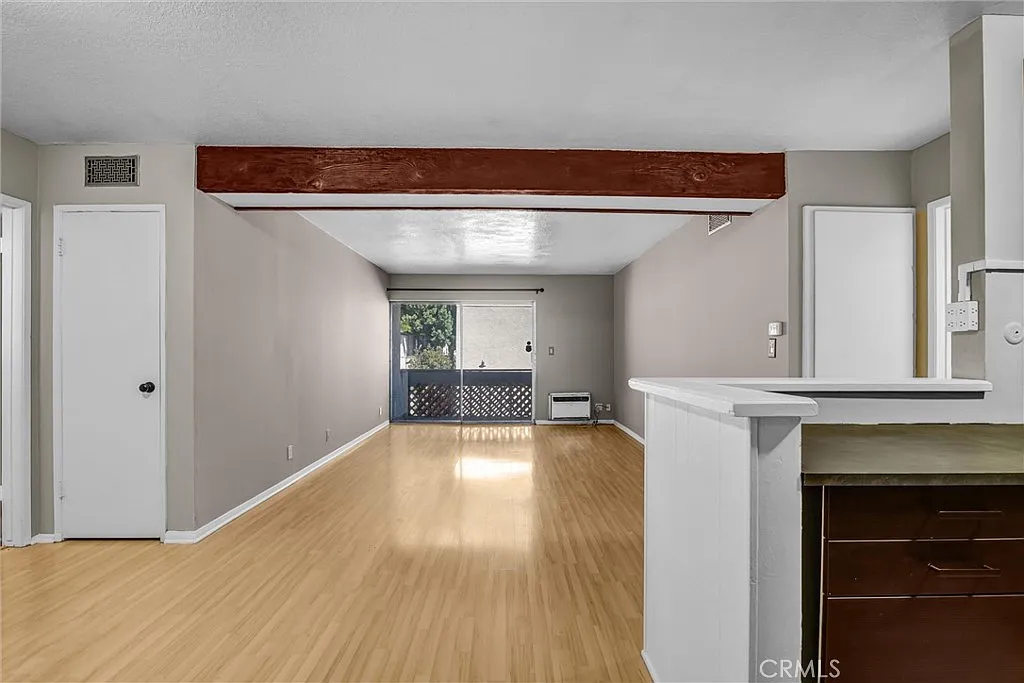 2 bed, 911 sqft, $2,400 — Photo 2