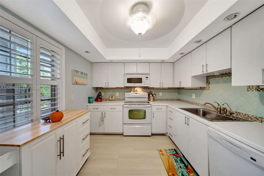 3980 Oaks Clubhouse Dr APT 409, photo 3