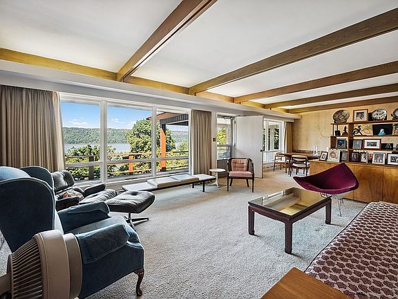2nd image of 3040 Scenic Pl
