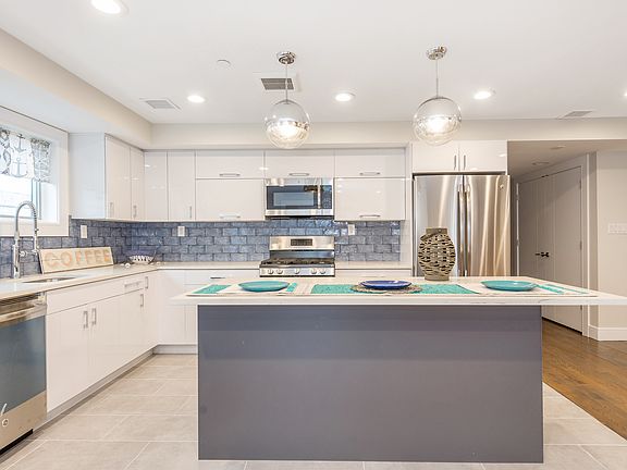 4th image of 848 E Broadway #3B