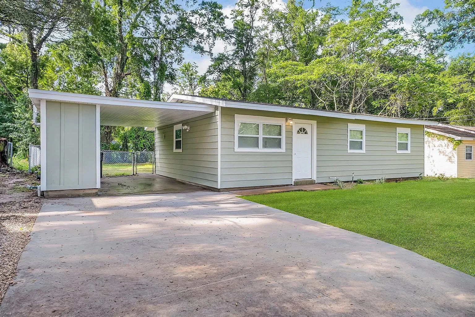 3 bed, 1000 sqft, $1,600 — Photo 1