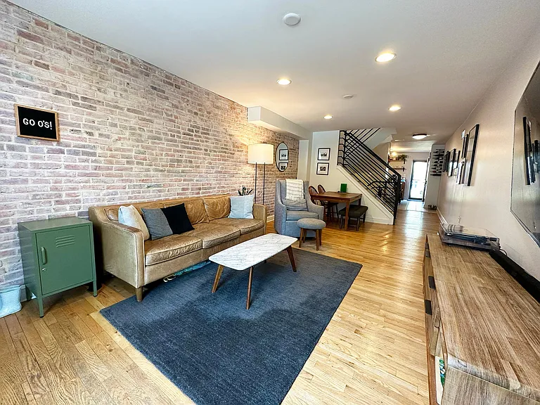410 E Cross St — Photo 4