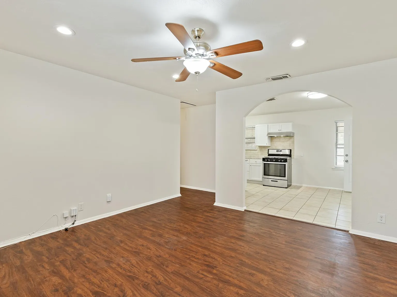 3 bed, 999 sqft, $2,000 — Photo 4