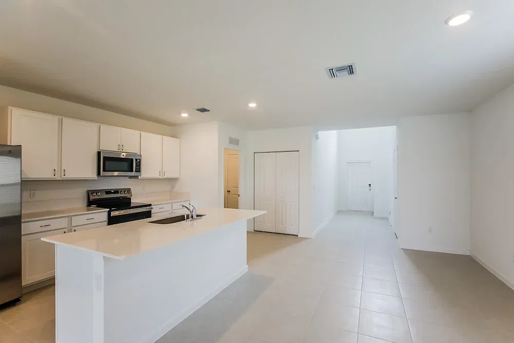 5 bed, 2326 sqft, $1,500 — Photo 4