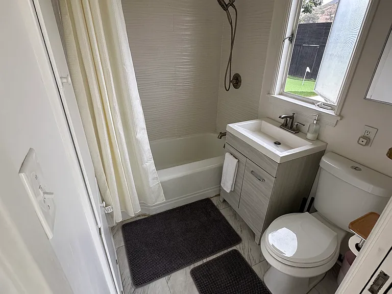 6752 Mulholland Dr — Photo 33