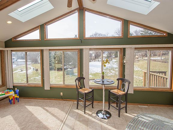4 season room w/skylights