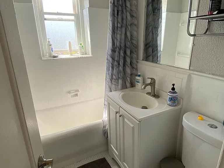 100 Howe Street — Photo 133