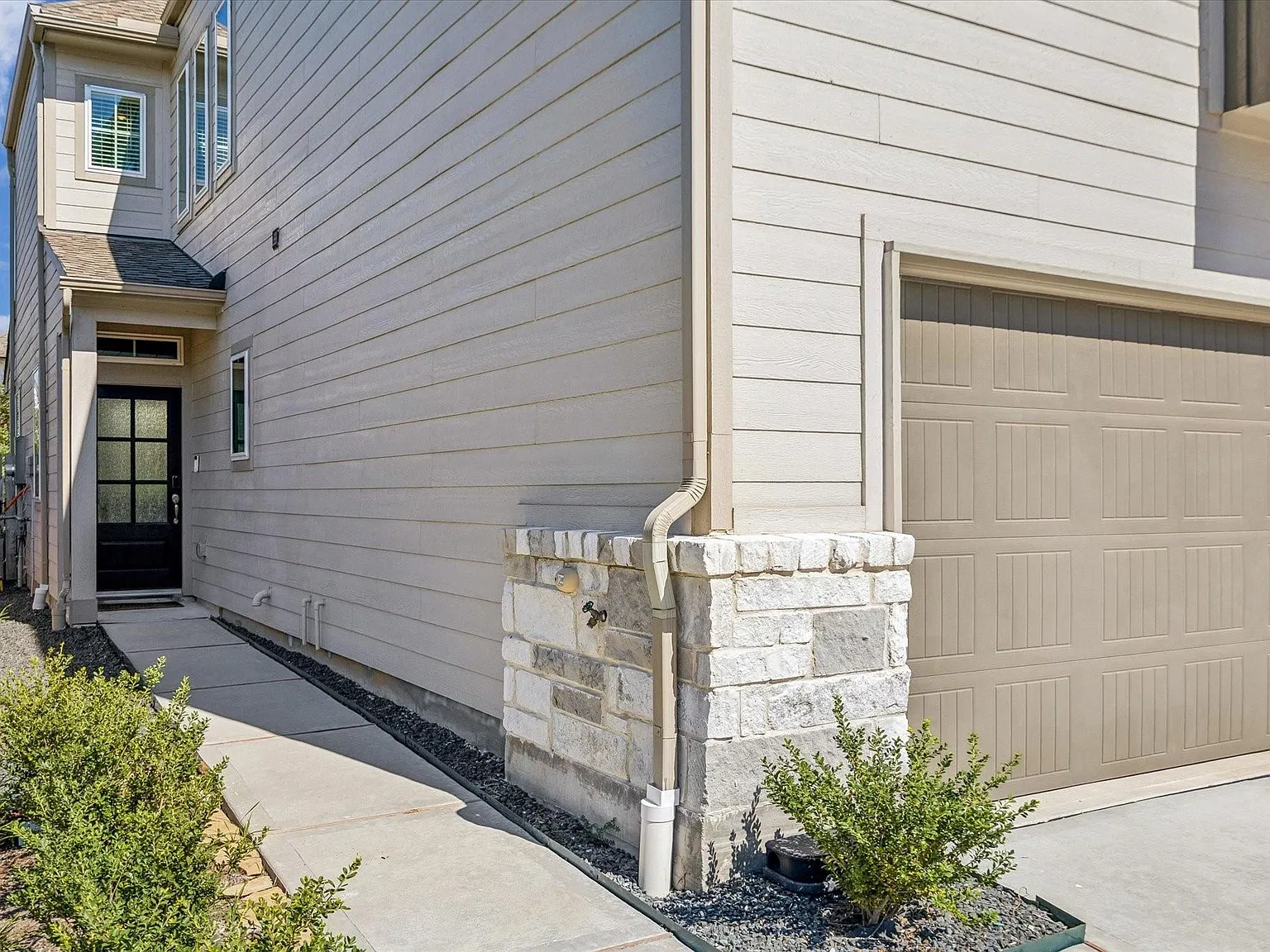 3 bed, 2.5 bath, 1948 sqft, $2,600 — Photo 2