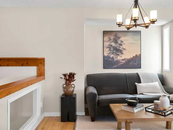 78 W Hidden Spring Grn NW, Calgary, AB T3A 5N1