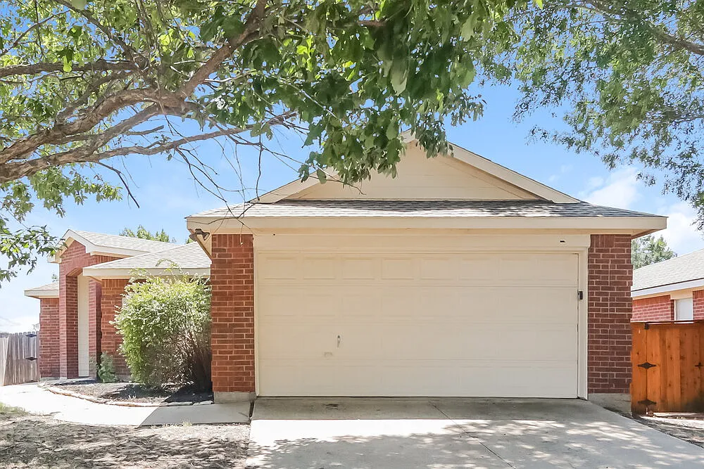 3 bed, 2.0 bath, 1188 sqft, $2,015 — Photo 1