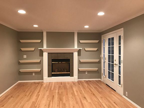 Familyroom with gas fireplac