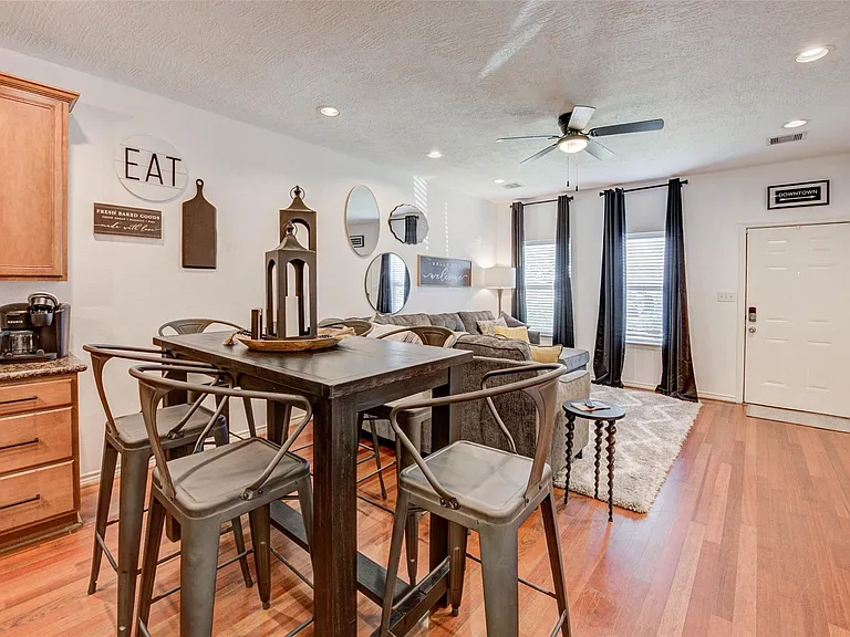 1815 Lewis St — Photo 11