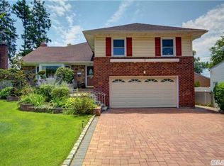 21 De Chiaro Ln, Williston Park, NY 11596