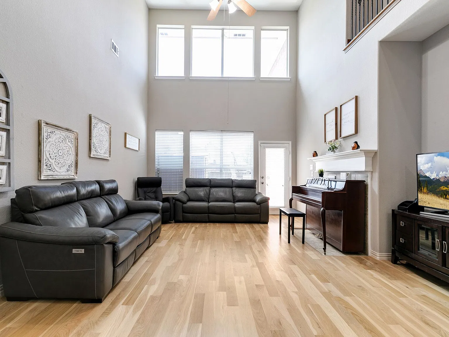 4 bed, 3.5 bath, 4359 sqft, $4,995 — Photo 4