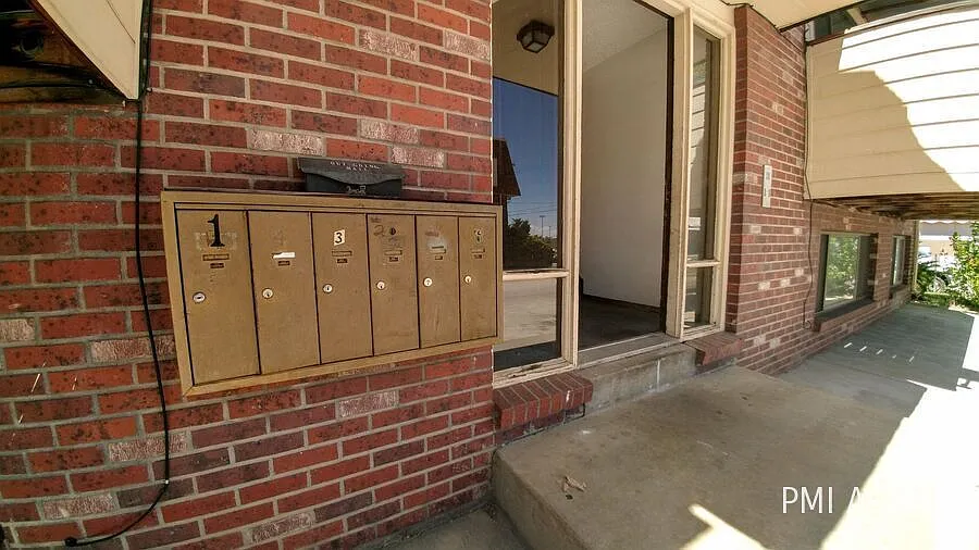 Building Photo - 1701 Warren Ave #4