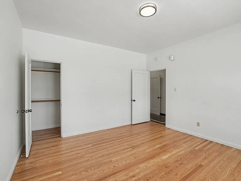 611 E 20th St #202 — Photo 17