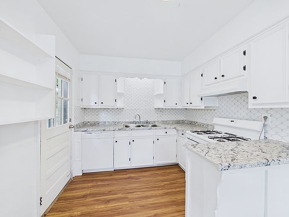 4th image of 2911 Gardenia St