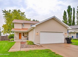4520 Homestead Cir, Grand Forks, ND 58201