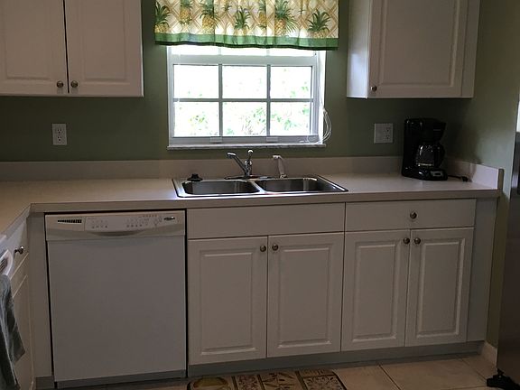 Spacious kitchen! Tons of st