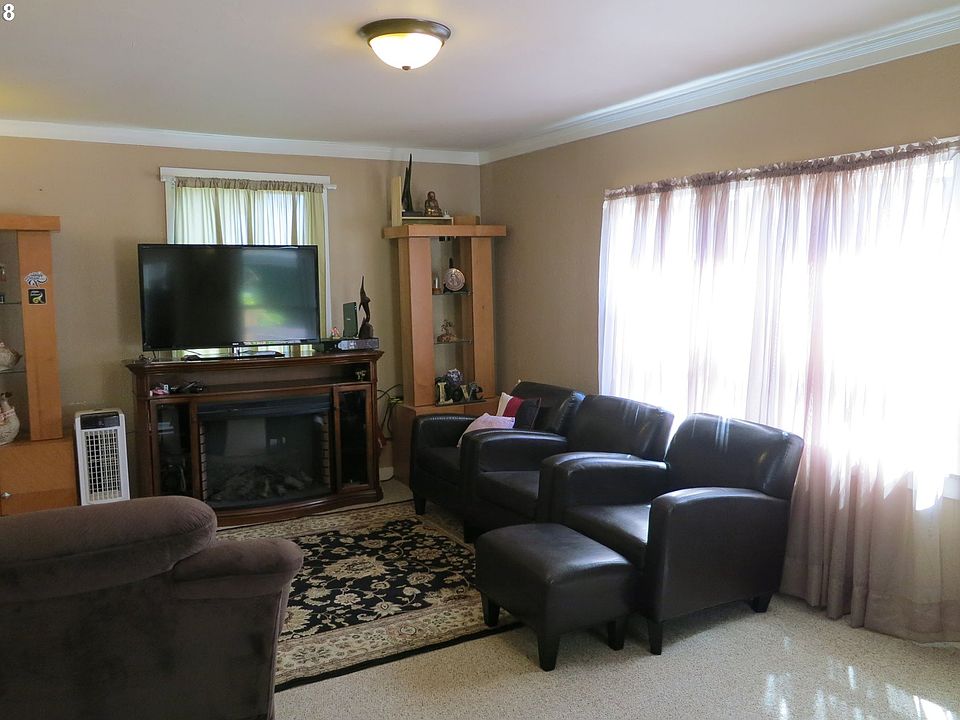 2nd image of 132 NW Dennis Ave