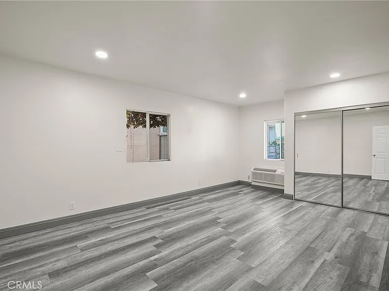 14335 Hamlin St — Photo 23