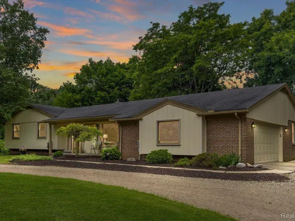 3090 Lake George Rd, Oakland, MI 48363