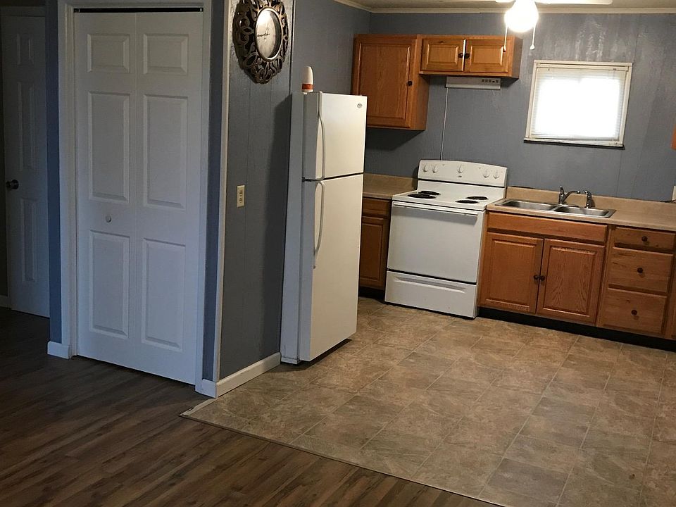 Kitchen / dining combo