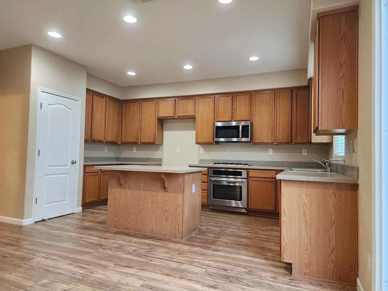 5 bed, 2770 sqft, $3,150 — Photo 2