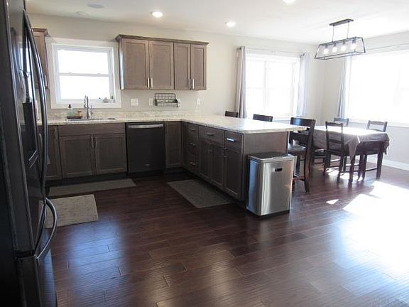 4th image of 230 W Grand St