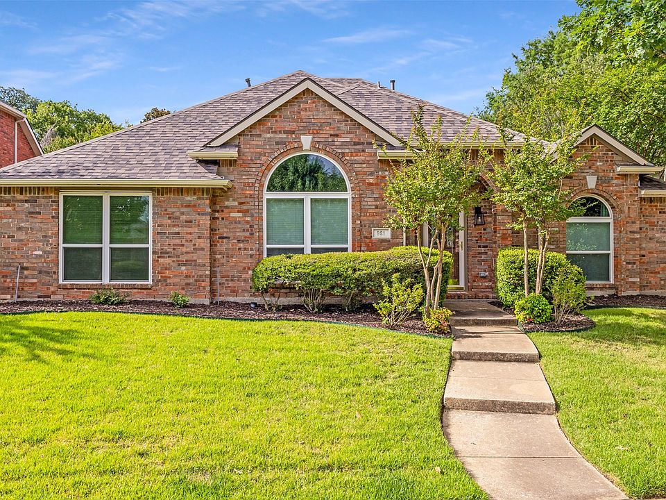 1st image of 921 Lochmoor Ln