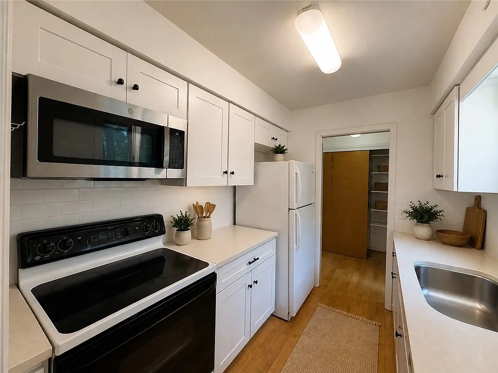 4 bed, 2.0 bath, 2160 sqft, $3,100 — Photo 4