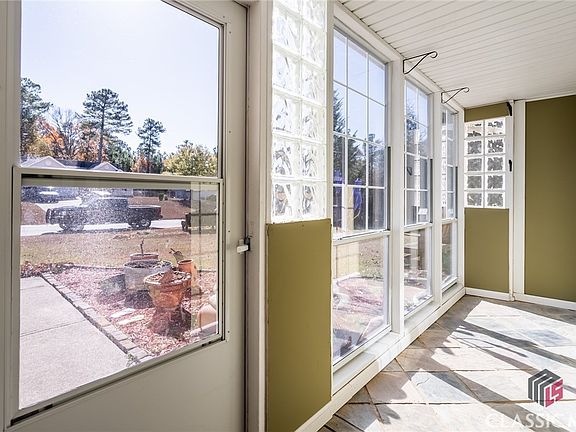 5th image of 307 Shenandoah Drive #A