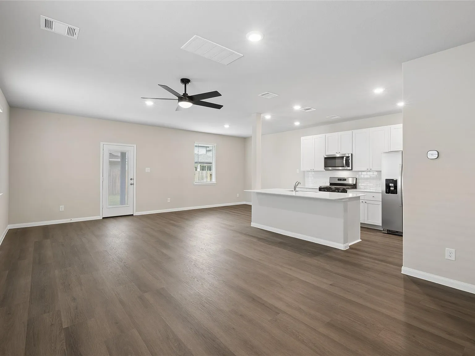 3 bed, 2.5 bath, $2,050 — Photo 4
