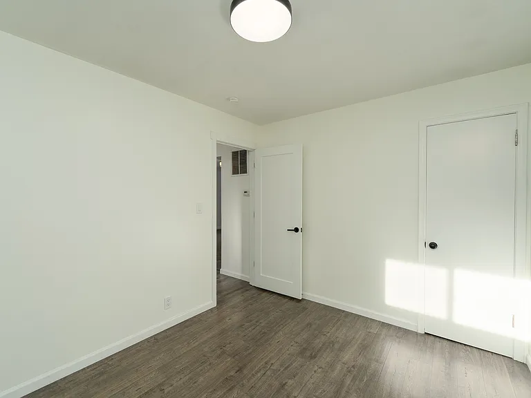966 E Barrett Ave — Photo 7