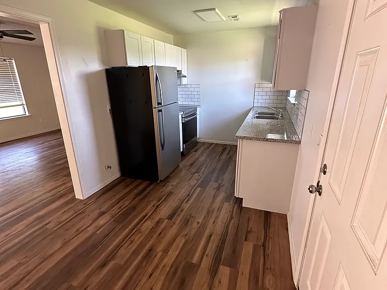 5701 Sara St #A/B — Photo 1